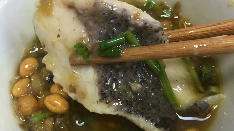 老坛酸菜鱼,准备味碟,根据个人喜好放入调味料,打点鱼汤上的浮油在里面。喜欢吃辣的可以再放点新鲜的小米辣