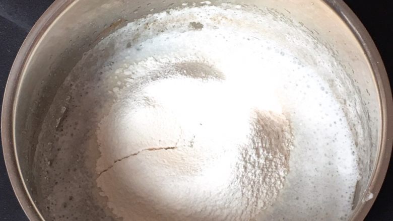 香蕉蛋糕卷,过筛低筋粉,同样用打蛋器低速搅拌至浓稠。