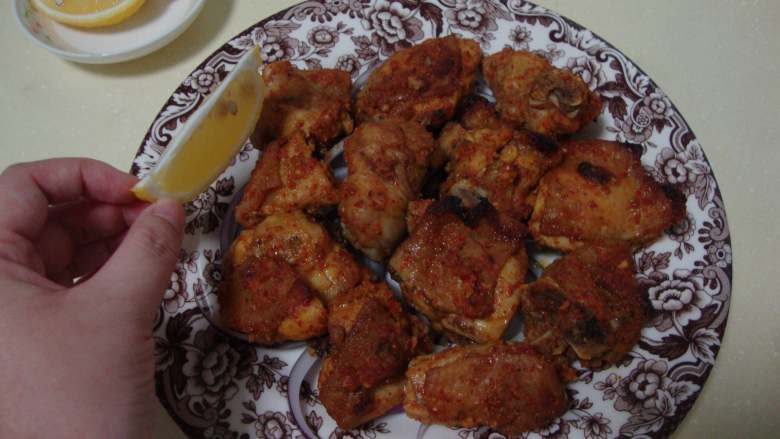古印度的皇家料理:唐杜里鸡,鸡块装盘,柠檬切角放旁边