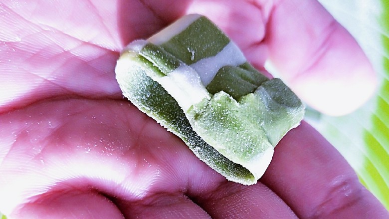 圣诞雪人馒头系列(一),卷起来合成桶状。图片上我做的有点大了,装饰雪人时调整了大小。一定要量好雪人头围长度,不要做太大了。