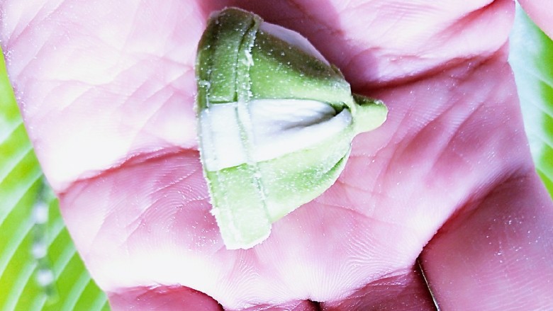 圣诞雪人馒头系列(一),上面收口做成帽子形状,还可以搓成一个小圆球放在帽尖上。