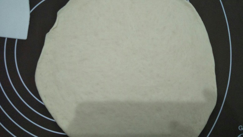 咖喱披萨,拿出面团揉一会进行排气,撠成比披萨皮大点的圆型面皮。