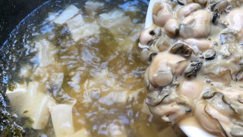 酸菜海蛎豆腐羹,倒入腌制好的海蛎,快速用筷子搅散,以免粘连,海蛎倒入以后煮3分钟。
