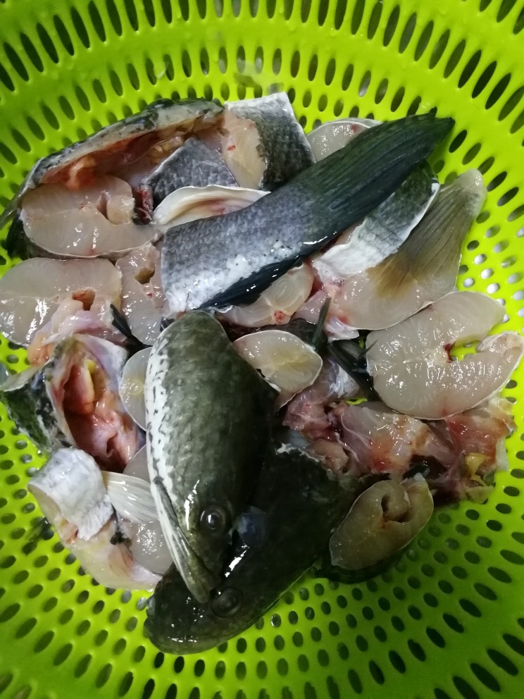 清炖乌鱼,腌好以后取出,用清水洗净,去掉水分。
