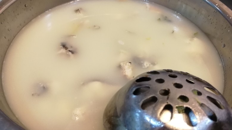 清炖乌鱼,烧开以后,把上层出现的浮沫去掉,再调成中小火,慢慢顿至40分钟,这时加入适量食用盐进行调味,调匀后再炖10分钟,然后关火取出食用。