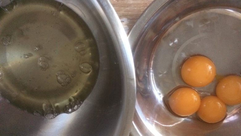 电饭煲胡萝卜蛋糕,蛋黄蛋清分离,打发蛋白的盆子一定要无水无油,蛋白里面不能掺有蛋黄,不然都会影响打发;