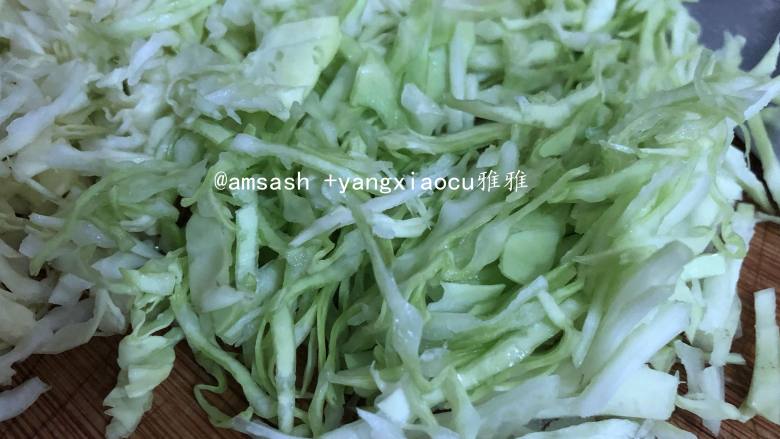 南瓜包子,把包菜洗干净,切成丝,尽量切得细点