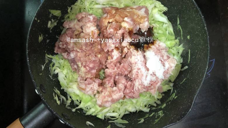 南瓜包子,锅里加油把包菜丝炒软,加入肉未炒至变色,加入1小勺盐,1勺蚝油,少许胡椒粉,少许糖,少许芝麻油,炒均匀