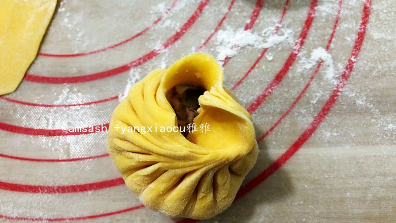南瓜包子,右手食指和拇指提起面皮,像小时候折扇子样一褶一褶把包子皮往中间提起并压紧粘合,同时左手慢慢顺时针转包子,保持右手连续压褶,一般要有15个褶子以上才会比较漂亮,收口粘紧压实