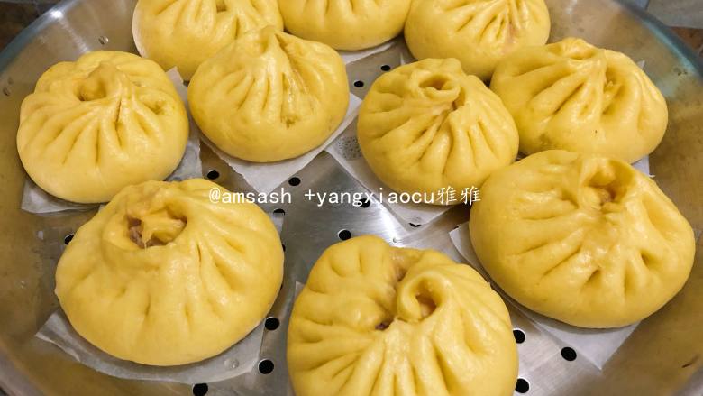 南瓜包子,直接开中火蒸12分钟,蒸好后不要马上开盖子,焖3分钟后将盖子打开一条缝,慢慢放气,待蒸汽放得差不多了才完全开盖。以防蒸好后的包子遇到冷空气造成回缩问题