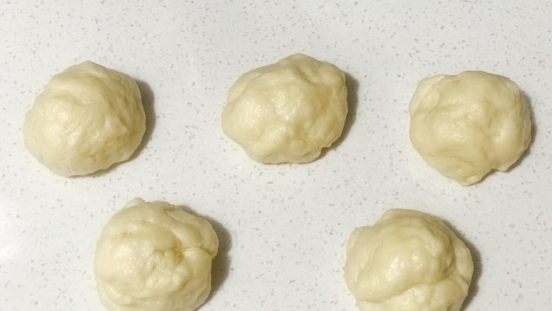 浅湘食光&香肠肉松面包,分成40g的小面团10个,盖保鲜膜松弛10分钟