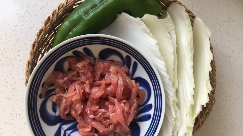 白菜炒肉丝,准备食材。