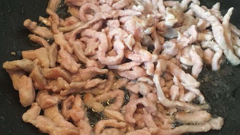 白菜炒肉丝,翻炒至肉丝变色存出备用。