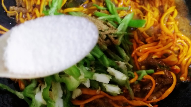 肉炒虫草菇辣椒,我们放一小勺盐,翻炒几下。