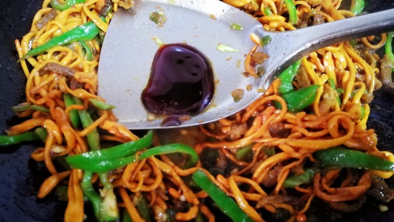 肉炒虫草菇辣椒,最后放入适量<a style='color:red;display:inline-block;' href='/shicai/ 721'>蚝油</a>,增加鲜味儿。