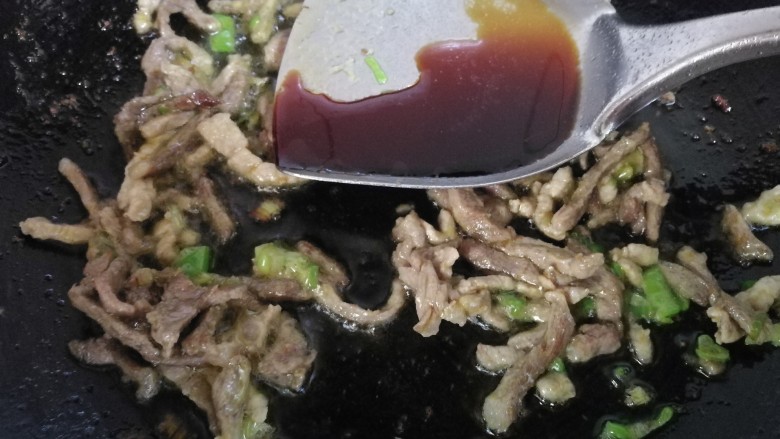 肉炒虫草菇辣椒,肉丝炒至八分熟,放入适量的<a style='color:red;display:inline-block;' href='/shicai/ 692'>酱油</a>。继续翻炒一会儿让肉上色。