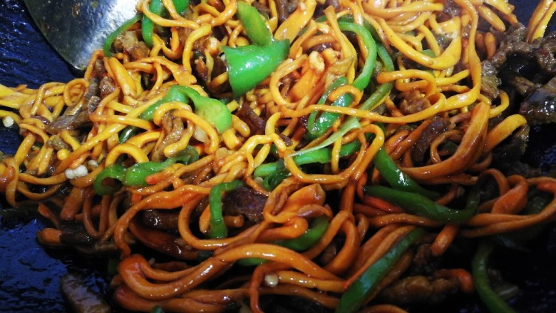 肉炒虫草菇辣椒,继续炒至汤汁收没即可。
