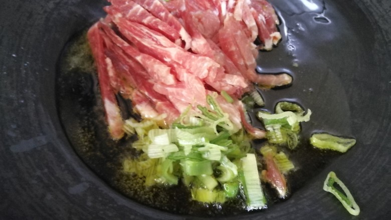 肉炒虫草菇辣椒,油烧热后放入切好的肉丝,葱片。中火煸炒。