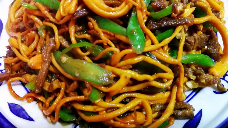 肉炒虫草菇辣椒,待汤汁收完,即可出锅装盘。