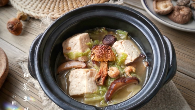 白菜豆腐煲,加了海米,香菇,肉头菇,松茸这几样天然调味品汤汁已经足够鲜美,只需要根据个人口味稍微加点盐,不用再加其他调味料。
