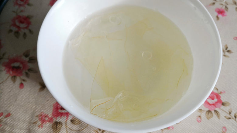 提拉米苏(蛋糕版),吉利丁片泡在冷水里,泡软备用,
