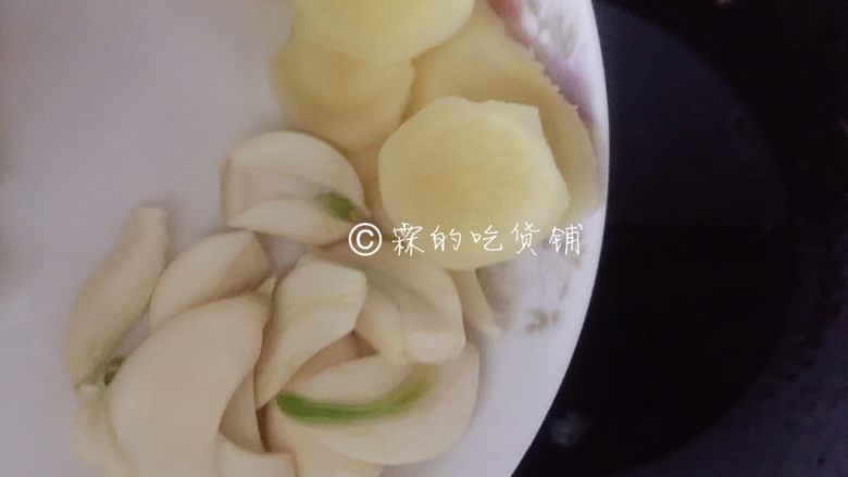 超级下饭的回锅肉,锅里的油不要倒掉,把蒜片、姜片倒进去煸炒。