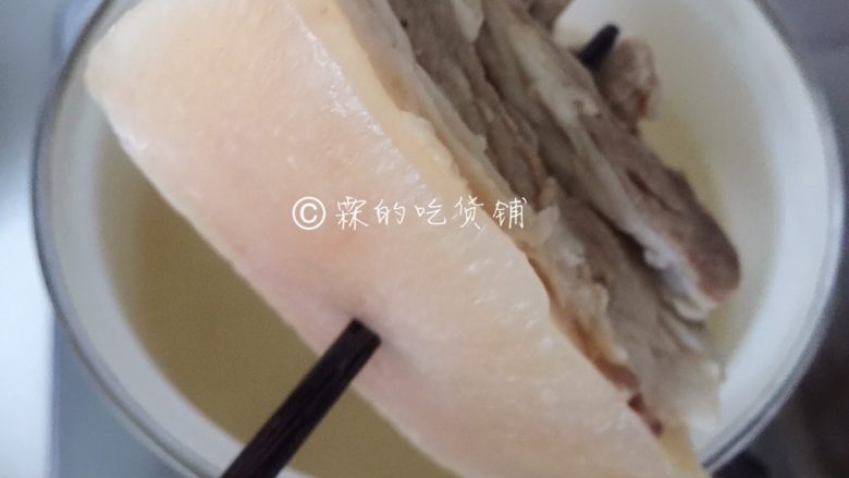 超级下饭的回锅肉,<a style='color:red;display:inline-block;' href='/shicai/ 428'>五花肉</a>先放到水里(冷水下锅)出血水,直到用筷子能比较轻松的戳进去,捞出,冲洗干净。