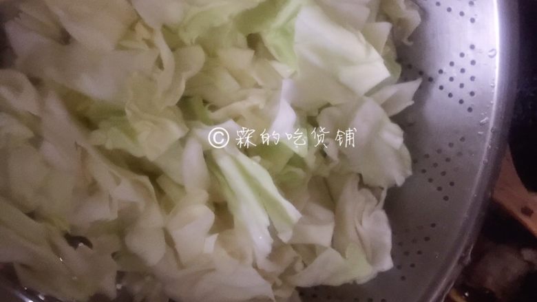 超级下饭的回锅肉,和切成小块的卷心菜,翻炒均匀,因为卷心菜有点硬,所以盖上锅盖焖个2、30秒。