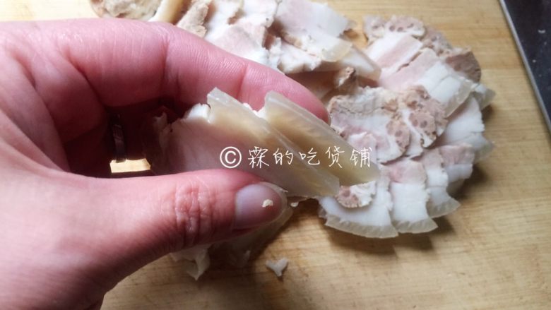 超级下饭的回锅肉,晾凉后切片,尽量切的薄一些。