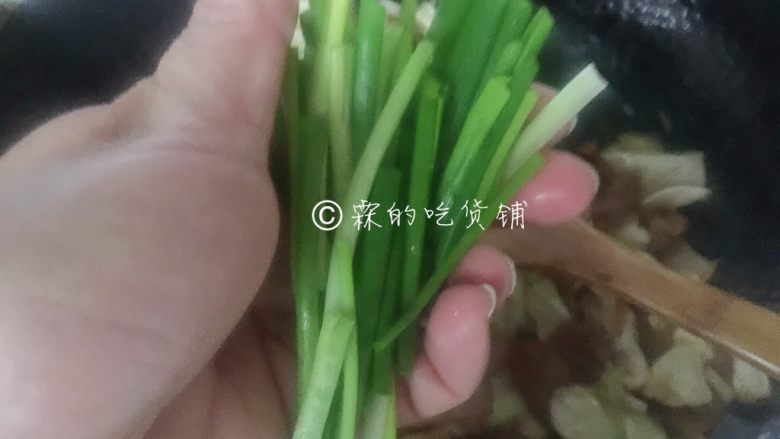 超级下饭的回锅肉,撒上一把小葱（小葱的作用就为了颜色好看点，然后更香一点），翻炒均匀。