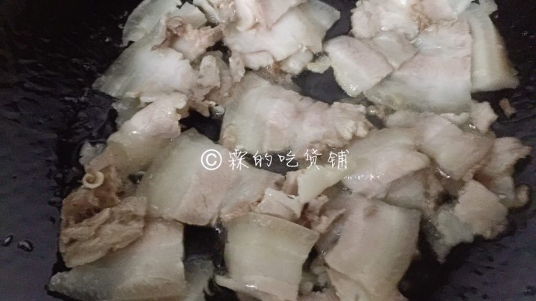超级下饭的回锅肉,锅里放油,先把五花肉片放进去煎,一片片的都把它扒拉开来。