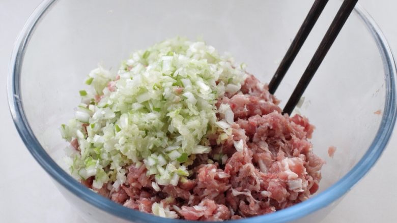 猪肉萝卜丝玉米面蒸饺,<a style='color:red;display:inline-block;' href='/shicai/ 414'>猪肉</a>剁成肉馅放入容器中，再加入切碎的葱、<a style='color:red;display:inline-block;' href='/shicai/ 37'>姜</a>末