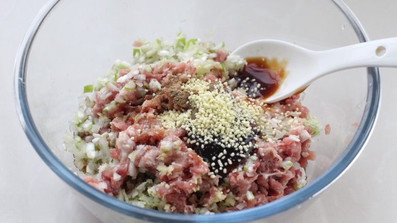 猪肉萝卜丝玉米面蒸饺,调入<a style='color:red;display:inline-block;' href='/shicai/ 788'>生抽</a>、<a style='color:red;display:inline-block;' href='/shicai/ 718'>料酒</a>、<a style='color:red;display:inline-block;' href='/shicai/ 721'>蚝油</a>、<a style='color:red;display:inline-block;' href='/shicai/ 12043'>花椒粉</a>、适量盐、<a style='color:red;display:inline-block;' href='/shicai/ 756'>鸡精</a>和<a style='color:red;display:inline-block;' href='/shicai/ 849'>花生油</a>