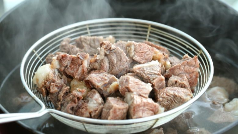 西红柿土豆炖牛肉,再将牛肉捞出用温水冲洗干净,沥水备用。
