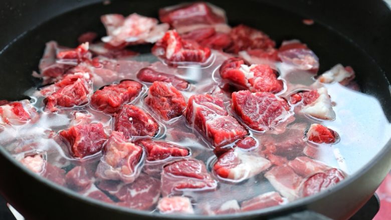 西红柿土豆炖牛肉,把牛肉冷水下锅,大火煮开后用勺子撇去表面的浮沫。