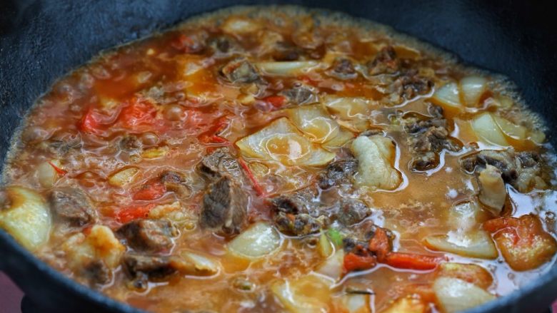 西红柿土豆炖牛肉,添入适量清水没过锅中食材,建议水量多一些,因为牛肉要炖很长时间才能软烂,中途添水又会影响口感。