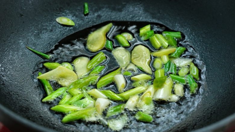 西红柿土豆炖牛肉,锅中倒适量食用油烧至五成热,放入葱和姜小火炒出香味。