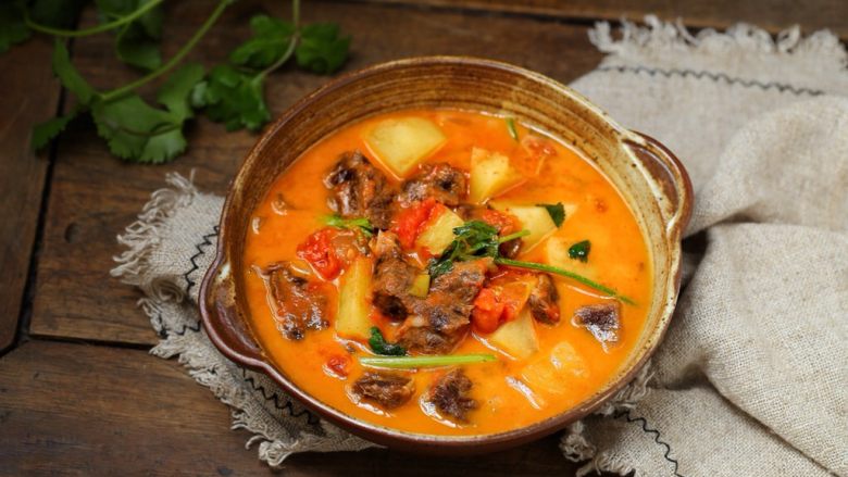 西红柿土豆炖牛肉,一道营养丰富、酸甜开胃的番茄牛肉炖土豆就做好了,拌着米饭吃太过瘾了,浑身暖呼呼的!