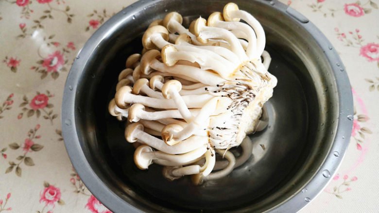 番茄火锅,<a style='color:red;display:inline-block;' href='/shicai/ 250'>蟹味菇</a>先用水冲洗一下,