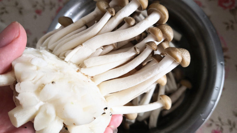 番茄火锅,再用剪刀剪去根部,用清水冲洗干净,