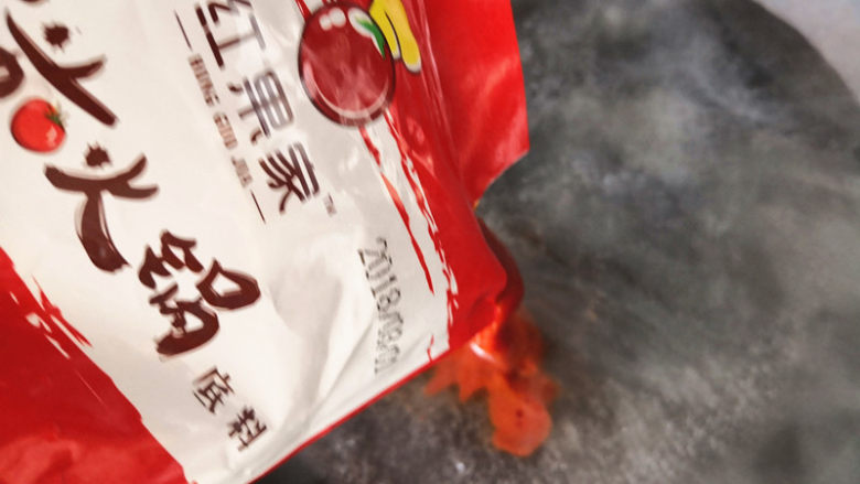 番茄火锅,锅里放大约1000克水,大火烧开,倒入番茄火锅底料,