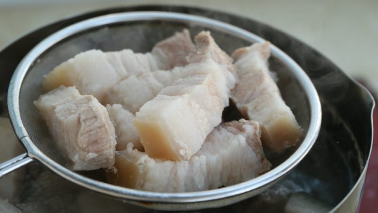 红烧肉炖萝卜,然后捞出五花肉沥干水分备用,或者用厨房纸拭干表面水分