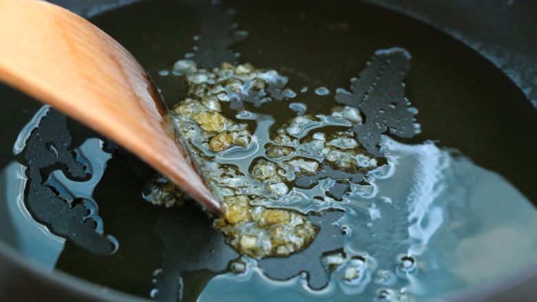 红烧肉炖萝卜,另起锅倒适量食用油烧至五成热,放入冰糖快速翻炒融化,注意不要炒糊了,否则整个菜品就会发苦