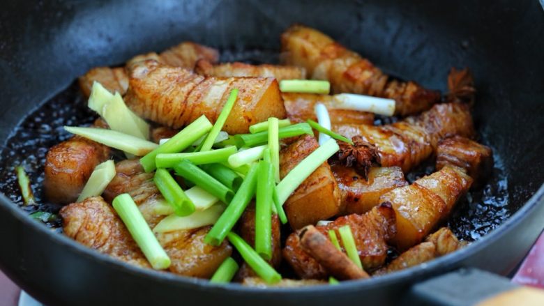 红烧肉炖萝卜,放入葱段、姜片、八角和桂皮,翻炒出香味