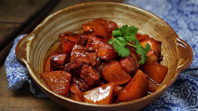 红烧肉炖萝卜,一道美味诱人、营养丰富的红烧肉炖萝卜就完成了,冬季的餐桌怎么能少了它呢?赶快试试吧!