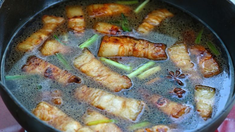 红烧肉炖萝卜,添入适量清水没过锅中食材,水量最好一次加够,大火煮开后改中小火炖煮四十分钟左右