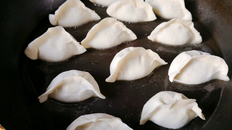冰花水饺,中火慢慢把饺子煎到底部金黄,