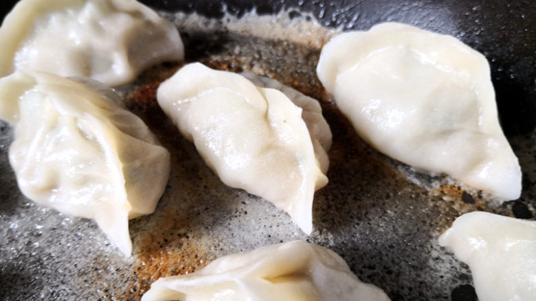 冰花水饺,出锅的时候用铲子在边缘轻轻橇动一下,就可以倒出来了,因为是不粘锅啊。