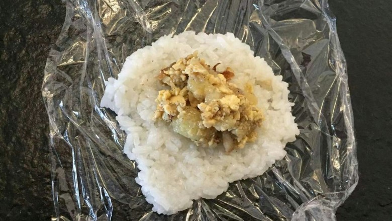 🍙🍙🍙剩下的都是精华——煎饭团,把白饭铺开中间放入馅(喜欢就好)