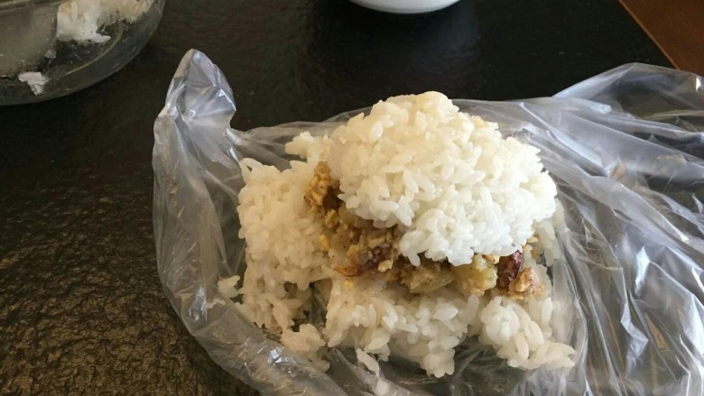 🍙🍙🍙剩下的都是精华——煎饭团,上面盖上小帽子,隔保鲜膜捏紧